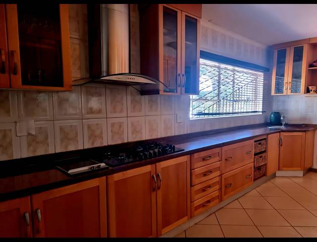 6 BEDROOM FREESTANDING FOR SALE IN BROADLANDS ESTATE